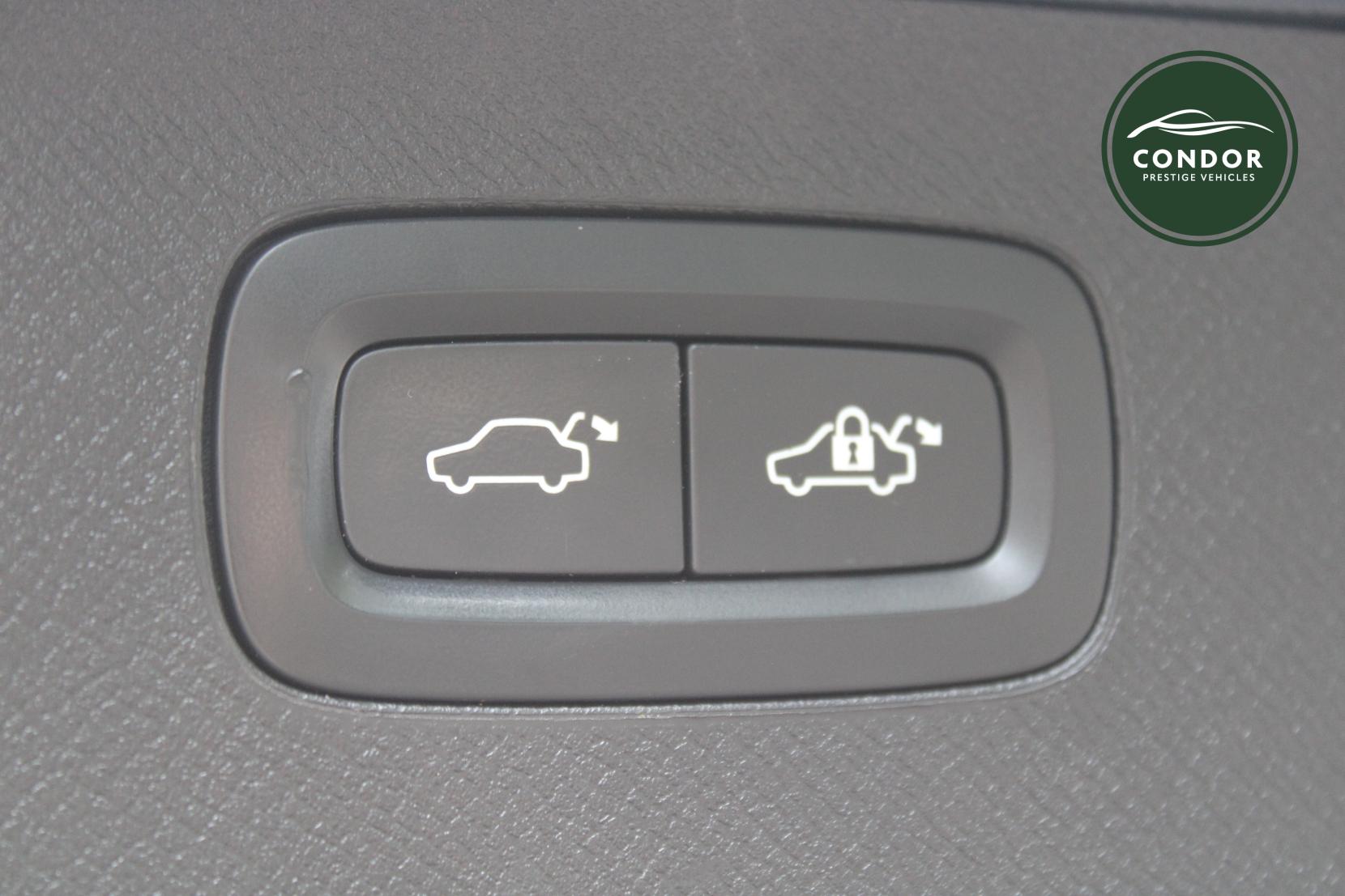 Volvo XC90 2.0h T8 Twin Engine 10.4kWh Inscription Pro SUV 5dr Petrol Plug-in Hybrid Auto 4WD Euro 6 (s/s) (407 ps)