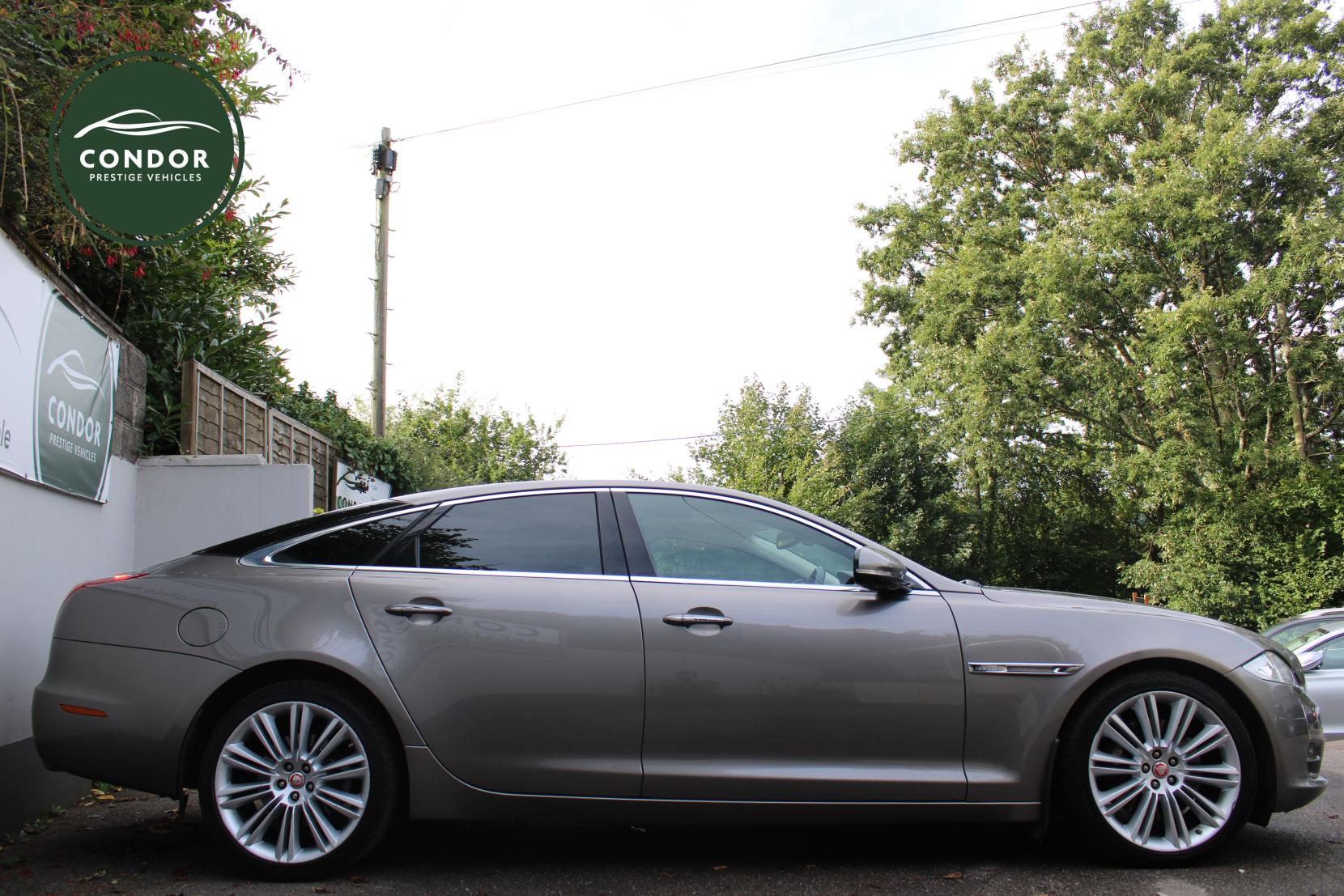 Jaguar XJ 3.0d V6 Portfolio Saloon 4dr Diesel Auto Euro 5 (275 ps)