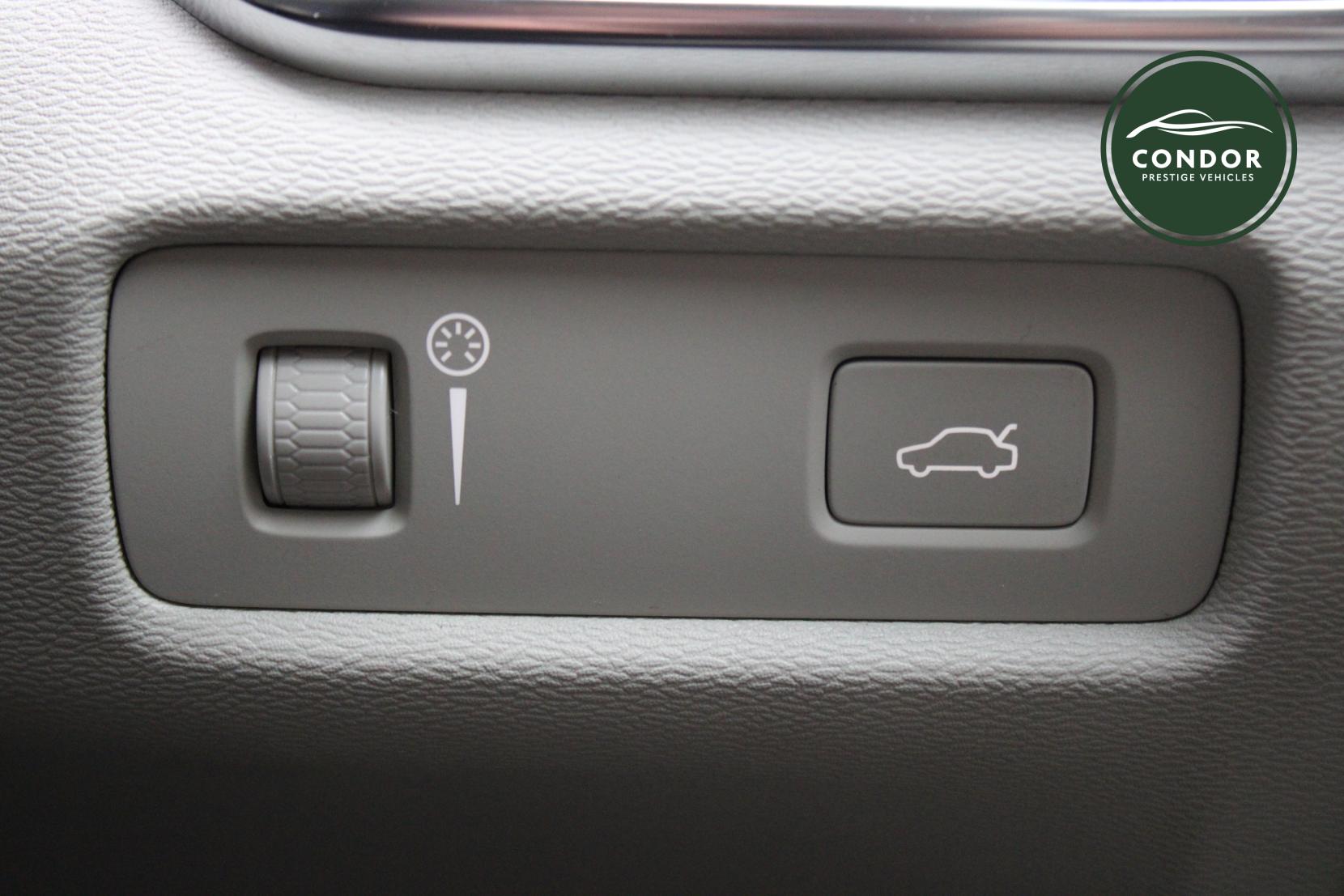 Volvo V60 Cross Country 2.0 T5 Plus Estate 5dr Petrol Auto AWD Euro 6 (s/s) (250 ps)