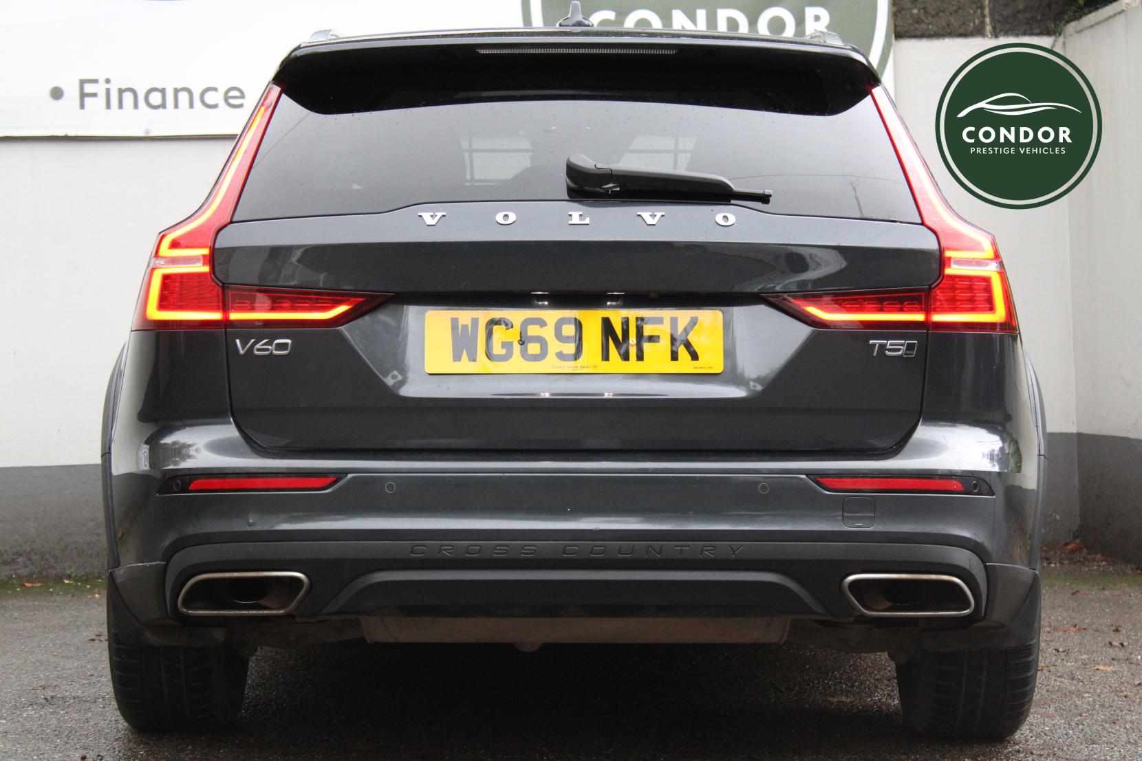 Volvo V60 Cross Country 2.0 T5 Plus Estate 5dr Petrol Auto AWD Euro 6 (s/s) (250 ps)