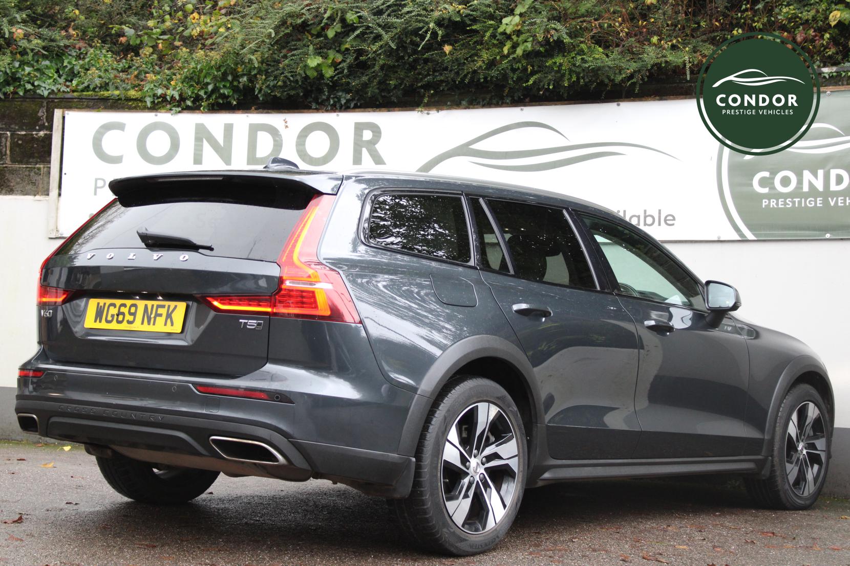 Volvo V60 Cross Country 2.0 T5 Plus Estate 5dr Petrol Auto AWD Euro 6 (s/s) (250 ps)