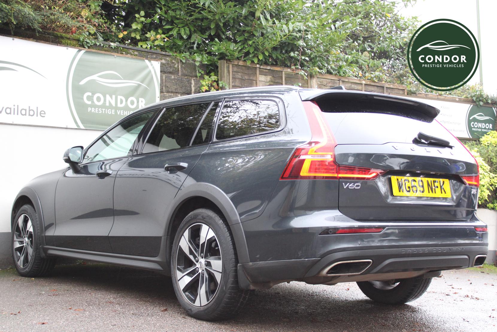 Volvo V60 Cross Country 2.0 T5 Plus Estate 5dr Petrol Auto AWD Euro 6 (s/s) (250 ps)